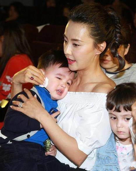 吴奇隆前妻马雅舒日子逍遥，带着混血孩上镜捞金！