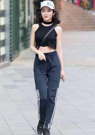 美女无袖紧身的小背心搭配与上身同色的短裙，纯色的搭配真是亮点