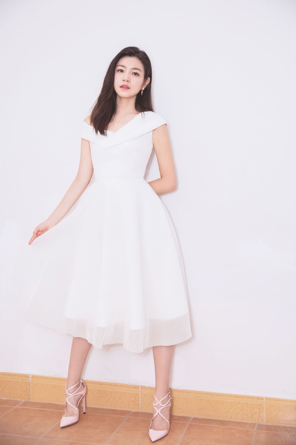 陈妍希白色短裙气质写真，粉丝尖头高跟鞋秀出辣妈的白皙美腿