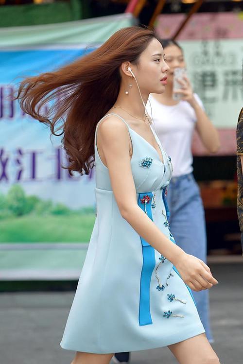 甜美迷人的打底裤小姐姐秀出曼妙的身材曲线，美得不可方物！