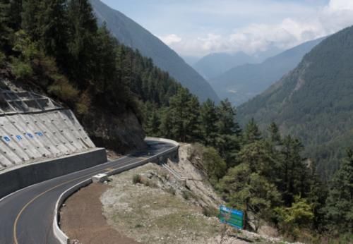 实拍中国和尼泊尔的公路路况：一边心惊胆战，一边安心赏景