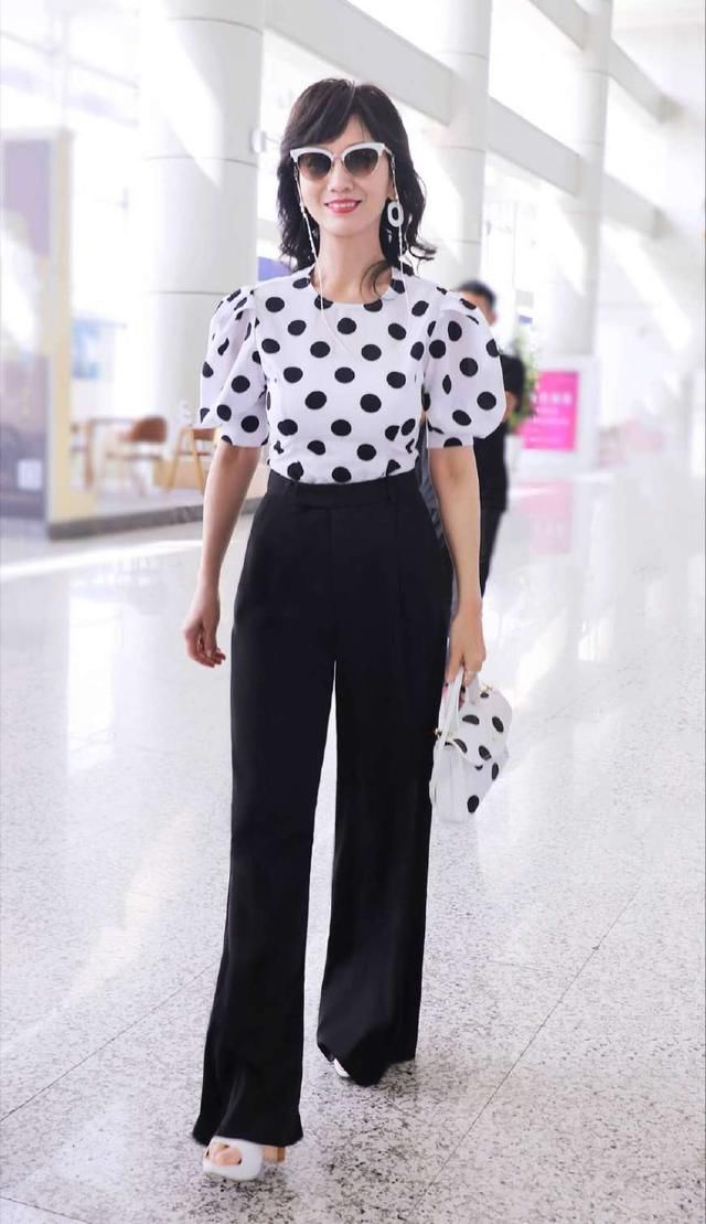 63岁刘晓庆撞上64岁赵雅芝，同穿短T，奶奶和少女的身材差距