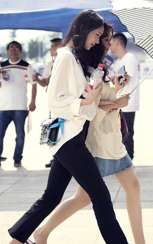 路人街拍，长相清秀的小姐姐，穿着简单又出众，洋溢着青春的气息