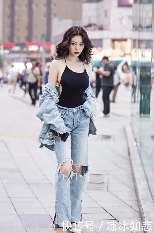气质■街拍:美女脚上搭配着一双白色的一字带高跟鞋,带着浪漫的气息
