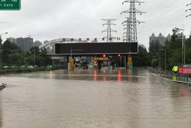  #警示灯#高速路上遇到暴雨还要继续开车吗？很多司机都做错了