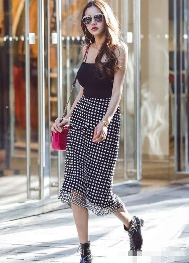 街拍：高挑苗条动人的小姐姐，外表上优雅中凸显干练气质！