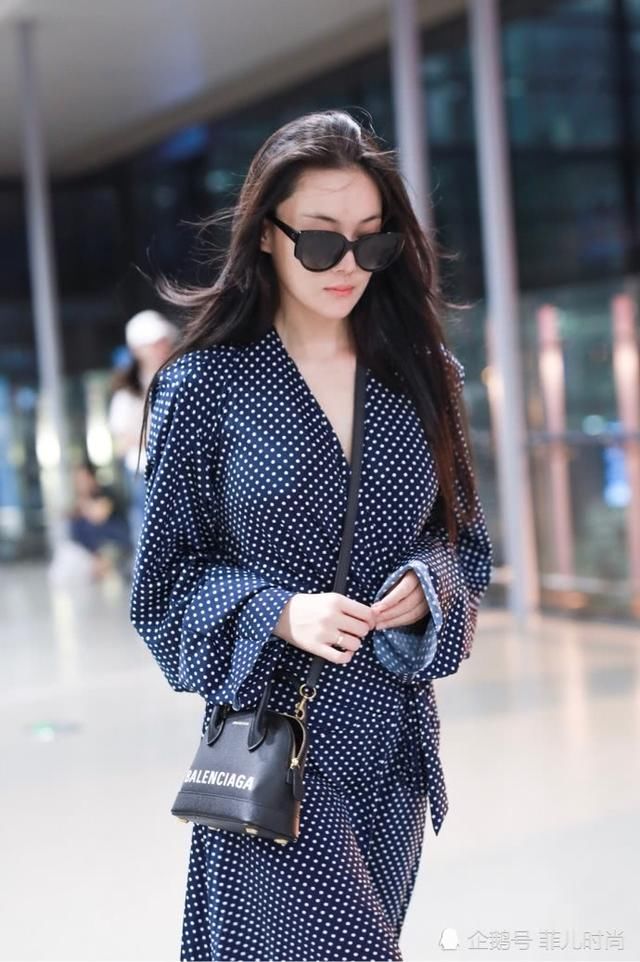 张馨予穿波点裙老态尽显，看起来还特压个子，网友:不止31岁吧?