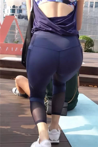 皮肤白皙小姐姐身穿蓝色运动紧身裤每走一步都能展现出运动元素