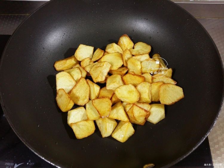  [大葱烧土豆]不起眼的土豆，我就爱用此食材烧，小窍门一用，香得给肉不换