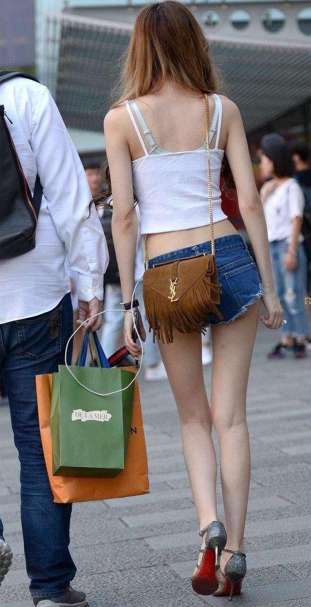 紧身牛仔短裤，让筷子腿又细又长