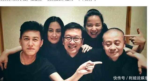  #粉丝#李佳很随和，粉丝求合影素颜也答应，靳东与老婆穿情侣外套超开心