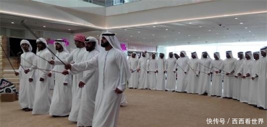 为啥迪拜男人喜穿白袍，但从来不会变脏呢？游客看后：有钱任性！