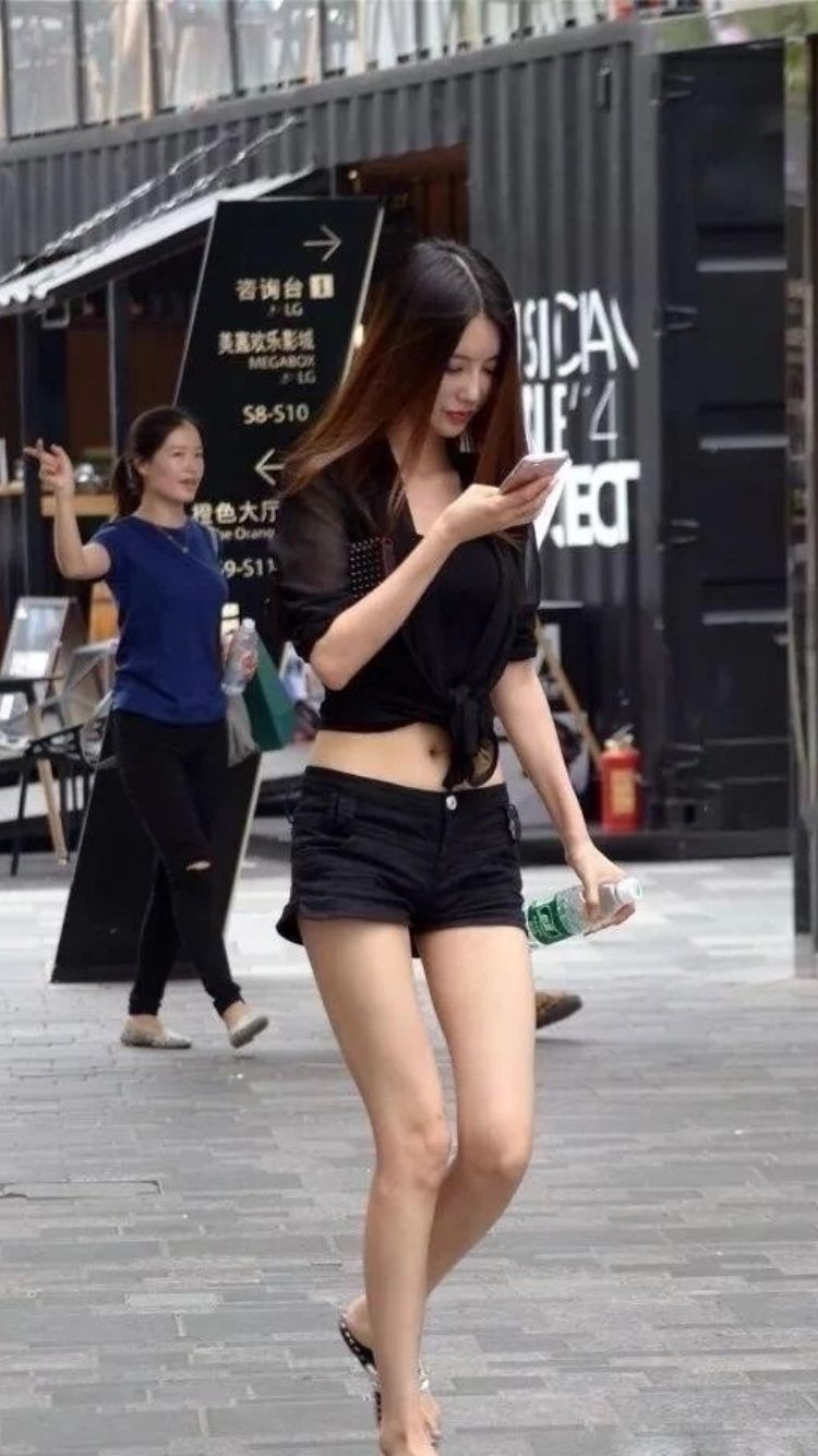 性感街拍丨腿!腿!美女这么长的腿基本告别高跟鞋了!