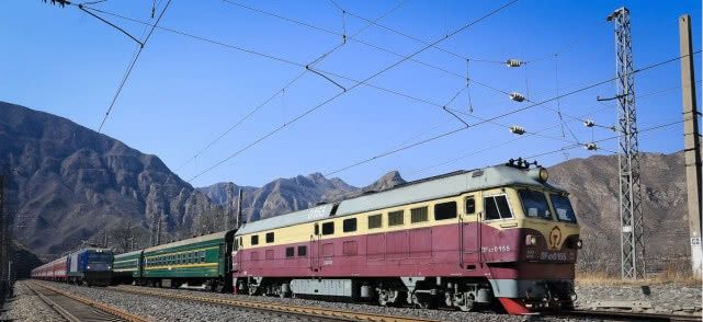 火车轨道下面铺满了石子，为什么高铁下面就没有？看完恍然大悟