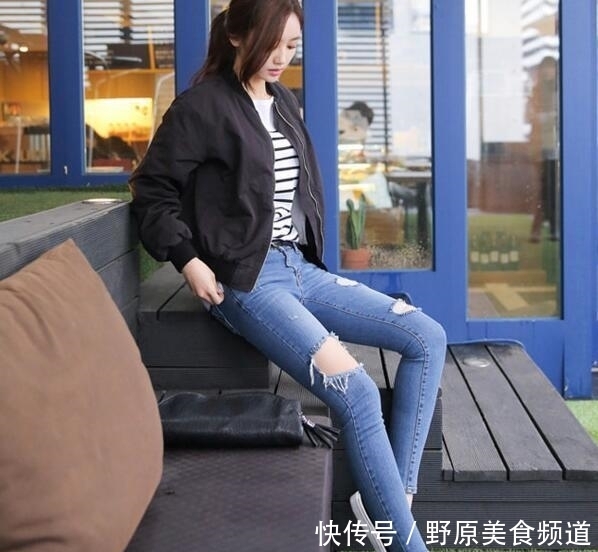 『舒适』街拍时尚穿搭的牛仔裤美女,展现优雅简约的时尚姿态,好看