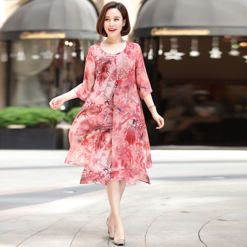 60岁妈妈真会打扮，穿上今年特流行的妈妈装，简直美炸全场