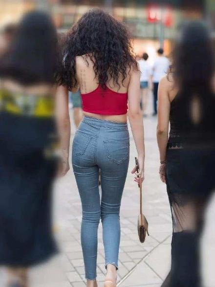 街拍：穿紧身裤的美女，把身材展现得淋漓尽致，难怪男人这么喜欢