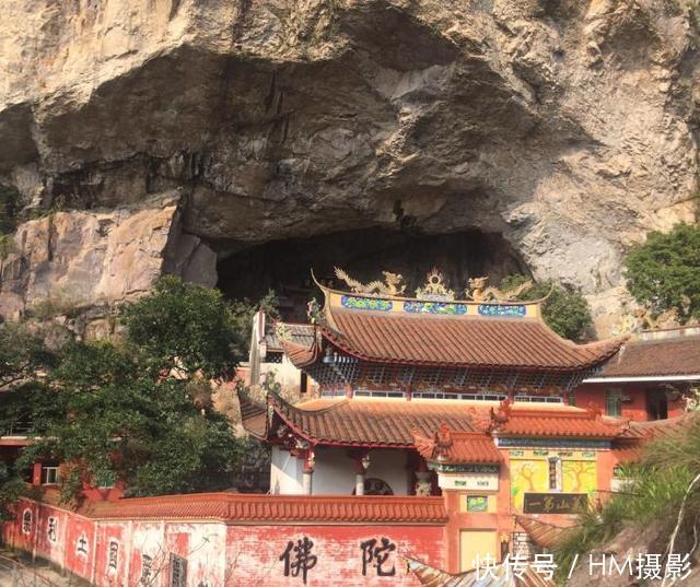 国内最神奇寺庙，建在半封闭巨石之下，千年古藤倒挂其中