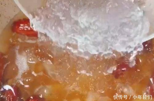  「桃胶炖奶」一到冷天，我从不用化妆品，每天喝一碗它，面色红润，色斑也没了！