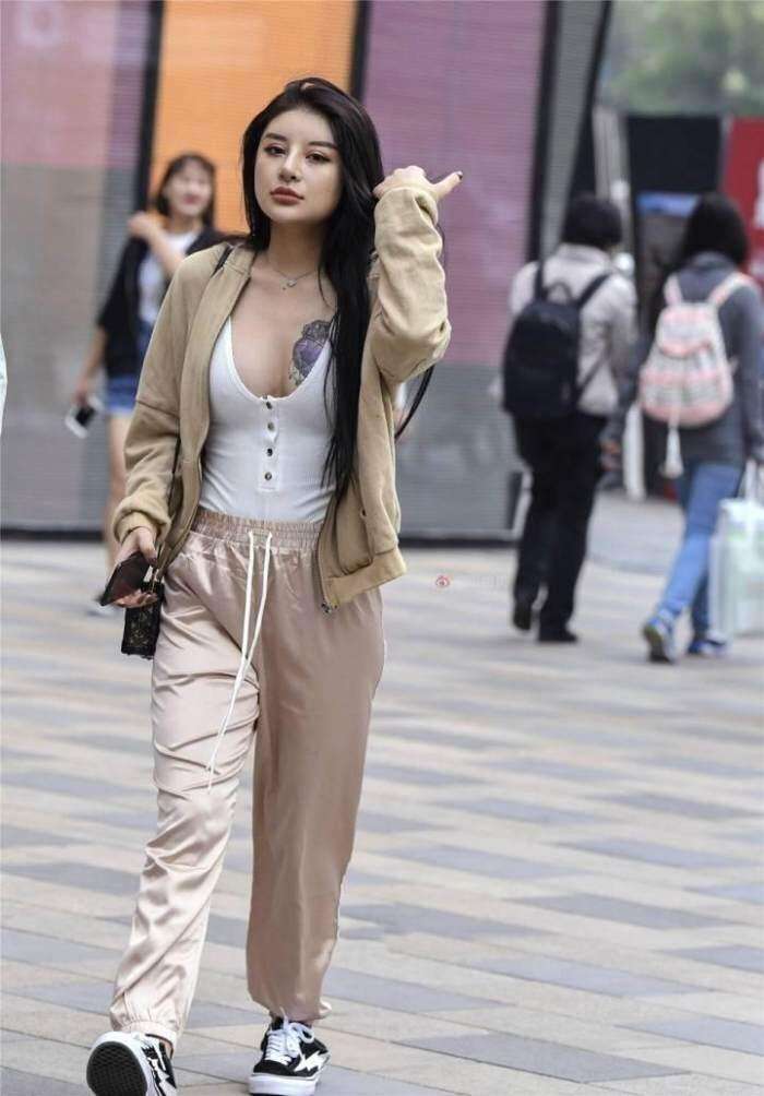 街拍: 清凉上街的小姐姐, 穿不好就是耍流氓啊