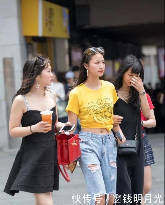 街拍，短发小姐姐穿露脐装配紧身牛仔裤，气质妩媚女人味十足！