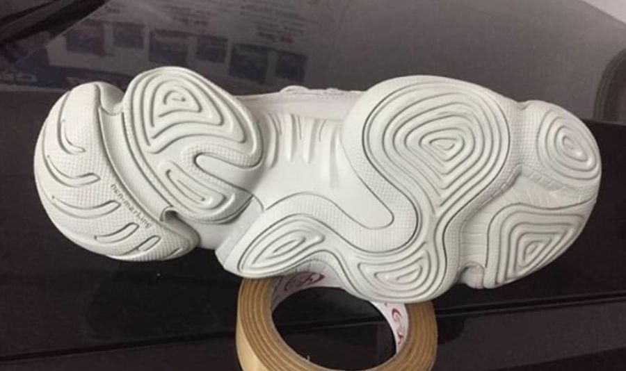 首次曝光!Yeezy 500 又有了新配色，11 月份发售!