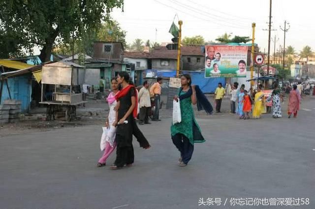 中国姑娘去印度旅游要吃冰棍，听了导游的解释后，马上扔垃圾桶