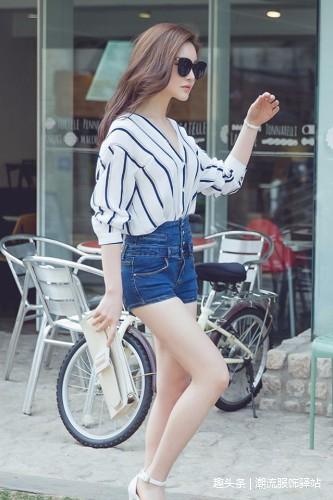漂亮的辣妈,戴着墨镜,穿着牛仔短裤的一瞬间,打扮得很年轻!