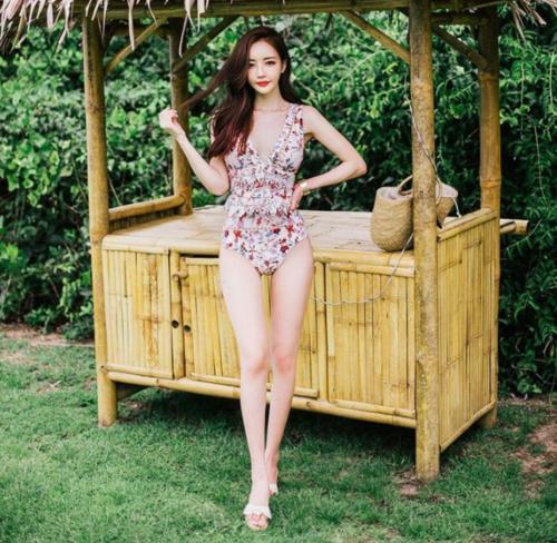 风韵优雅的比基尼泳衣美女，塑造曼妙身材，散发十足女人味！