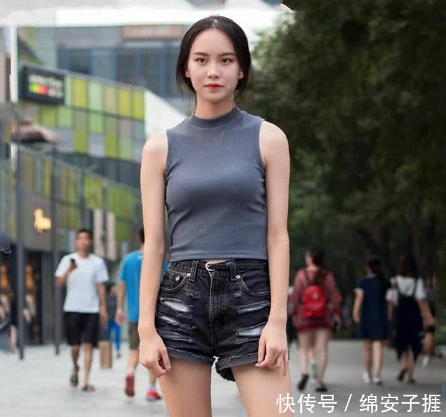  #好看#街拍：灰色针织上衣搭配牛仔短裤，小姐姐随意扎起的头发很好看