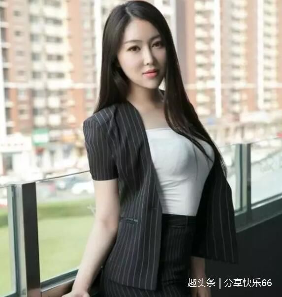 很有气质的白领小姐姐，普通穿搭也能秀出完美身姿，迷人！