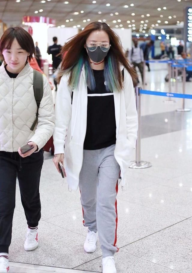 张靓颖在舞台上发光发亮，美的像仙女，下了舞台怎么就成大妈了？