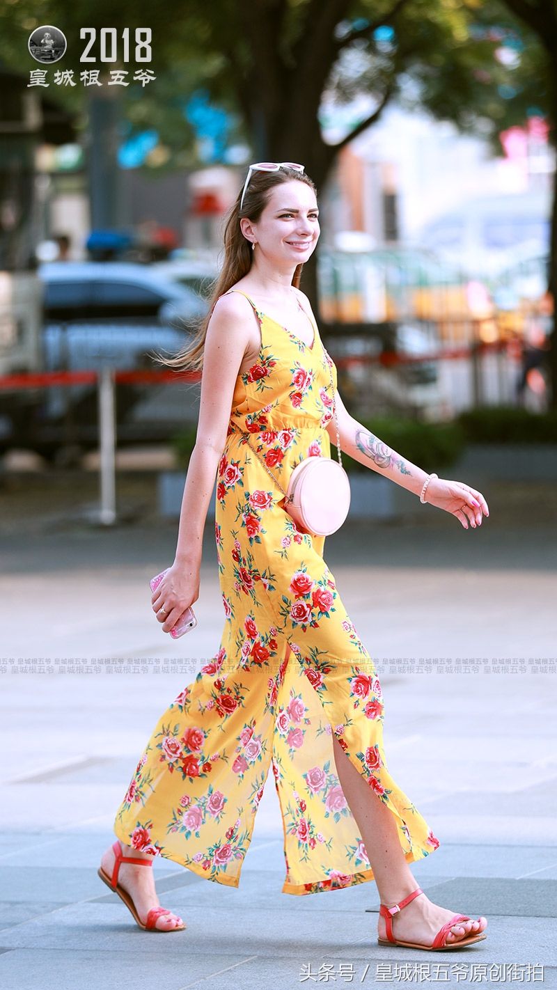 街拍:学会美女们的夏日穿搭，就能立马增加凉爽指数