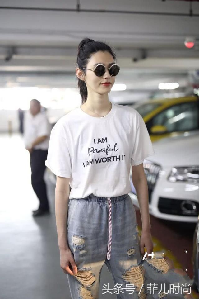 奚梦瑶太大胆了！开叉牛仔短裤穿得又短又紧，网友：看得我好尴尬