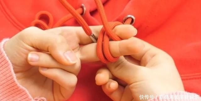  漂亮：今年最流行的卫衣绳子打结法，既漂亮又个性，方法简单一学就会！