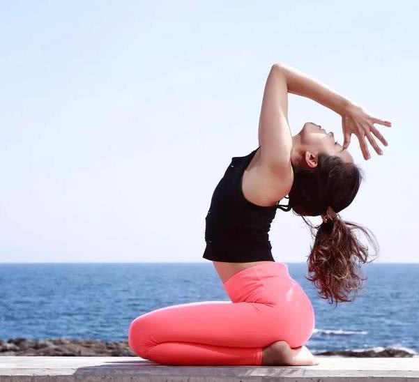 想要身材拥有完美曲线？两个瑜伽姿势，让你身材更自信！