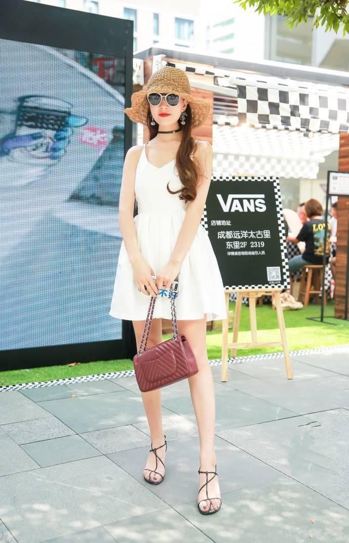 街拍：大街上的美女，多少都是需要装饰，精雕细琢的。