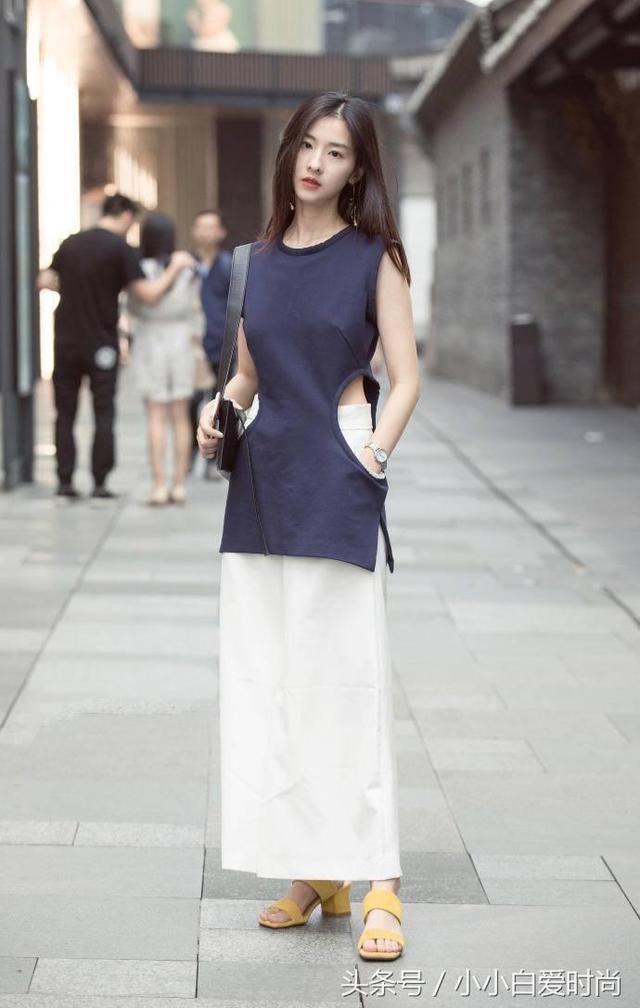 穿吊带短裤的小姐姐，微胖身材很惹眼，珠圆玉润的腿很加分！