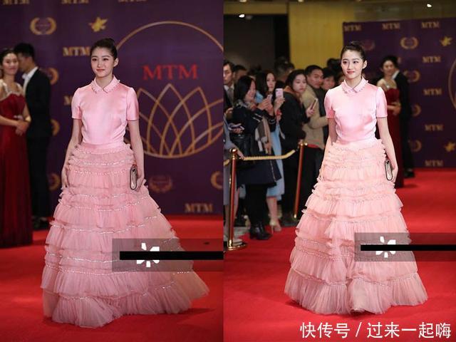 “国民闺女”关晓彤撞衫“土包子”蓝盈莹，相差7岁，差距太大！