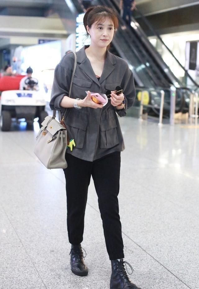 蒋欣素颜走机场，一身休闲装显瘦明显!网友:没有对比就没有伤害