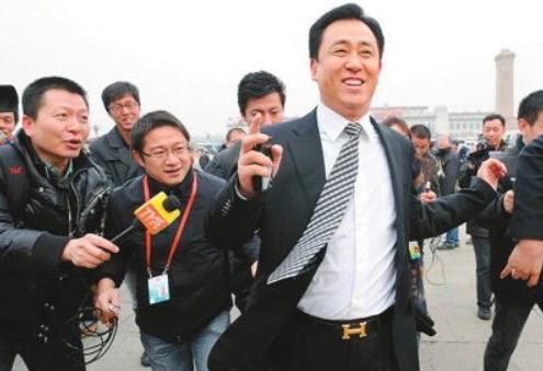 从“掏粪工”走向中国首富，如今捐款超25亿，海陆空座驾一样不少