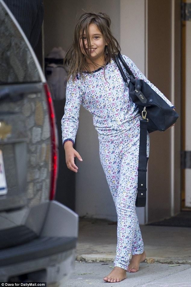 阿拉贝拉的颜值将来可能超越伊万卡,伊万卡穿白色长裙微笑离开!