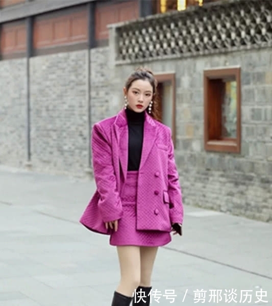 美女|街拍,春季一双长靴让美女更加甜美高挑,打造属于自己的时尚流行风