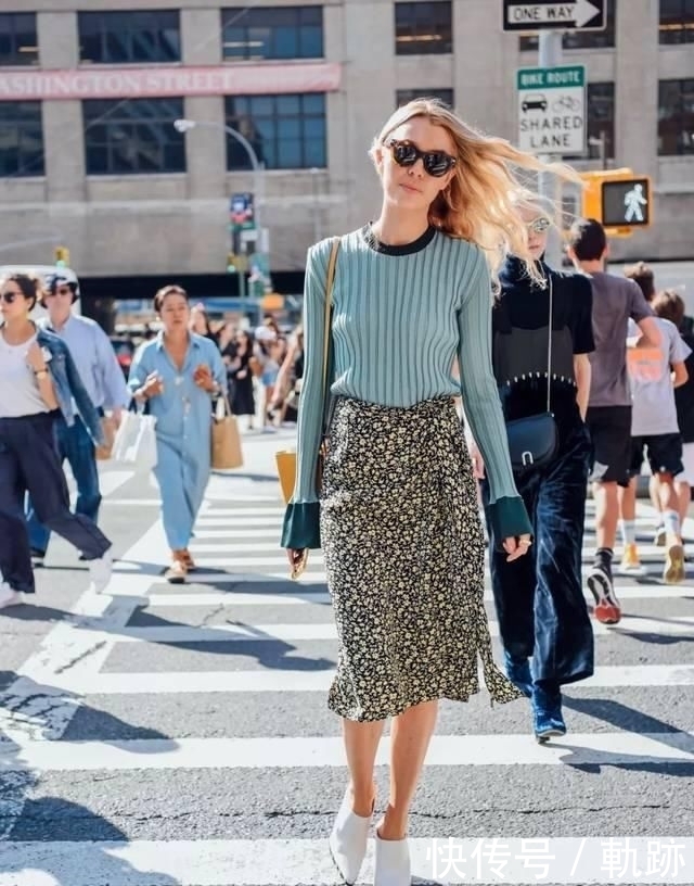 『花朵』2020开春 流行穿“开满花”的裙子,谁穿谁美!