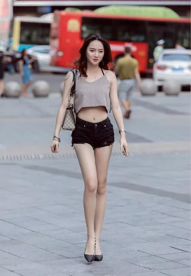 【吊带】街拍:小姐姐身穿吊带,脚踩尖头的黑色高跟鞋,十分帅气