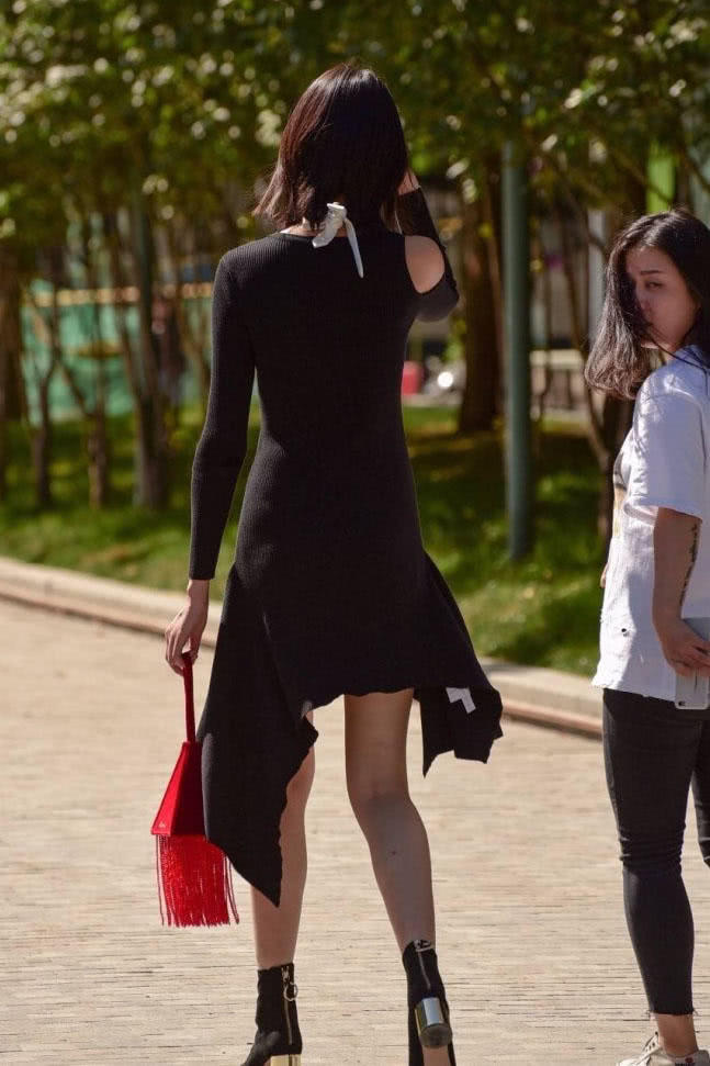 公司新来了位美女同事，实力碾压其他美女，高挑性感的穿搭让男同