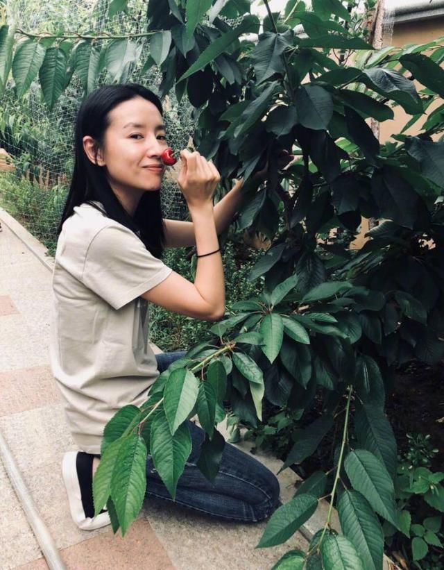 素颜晒照，随地而坐，这也就是董洁行，素颜都老可爱了