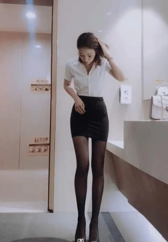  「气质」白衬衫加包臀裙，美女的造型干净有气质