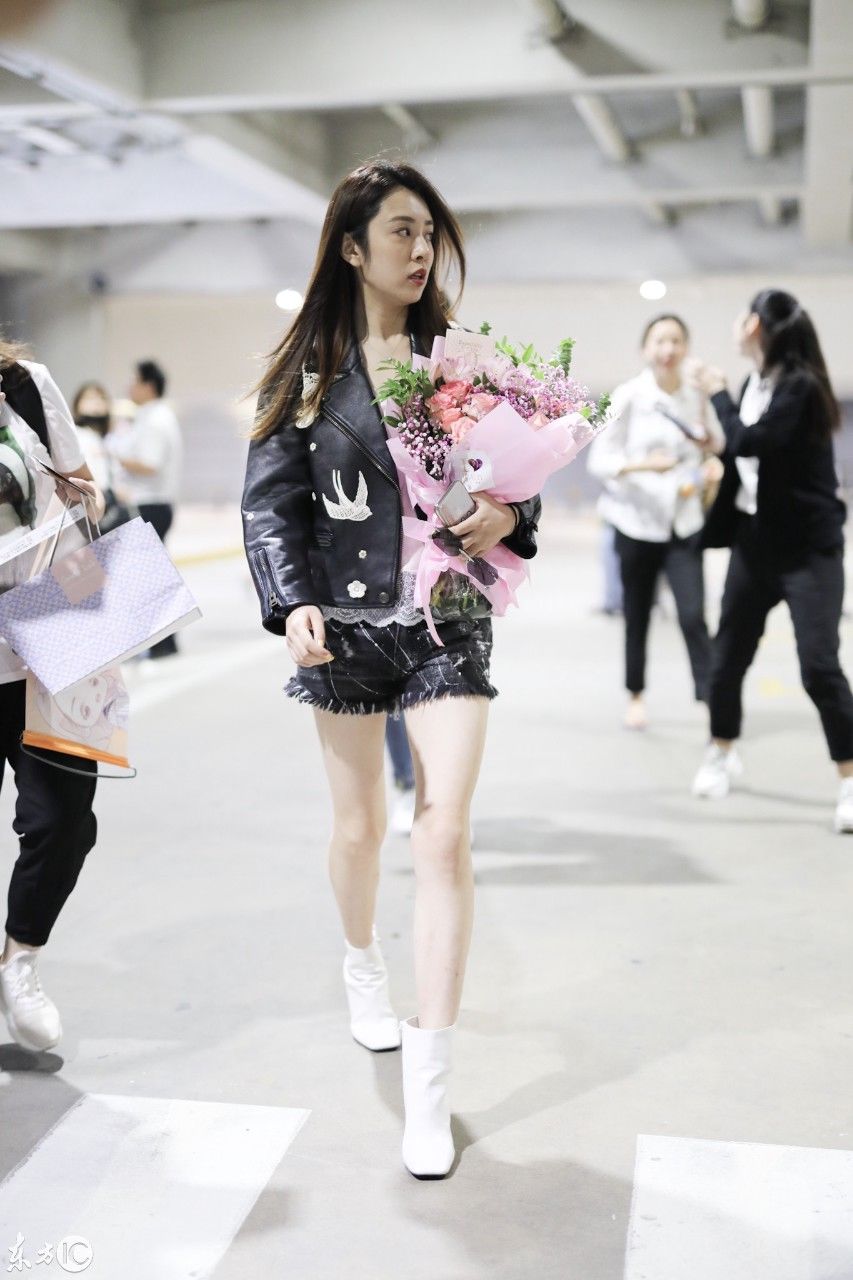 王晓晨现身机场，皮夹克搭配牛仔裤，脚踩皮靴，非常酷