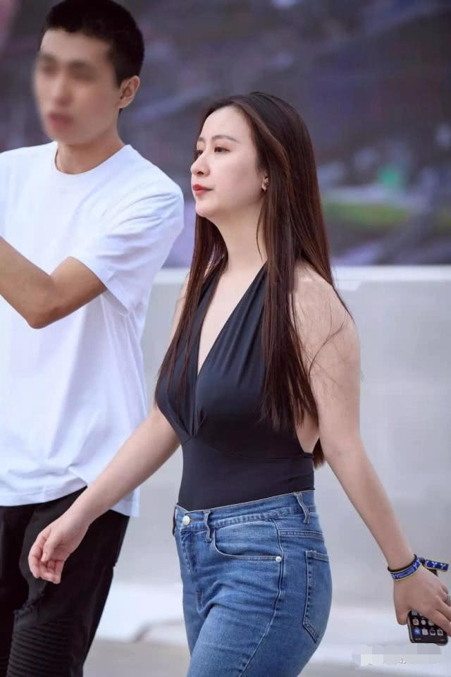 微胖小姐姐性感露背装搭配紧身牛仔裤，凹凸有致的身材让人羡慕